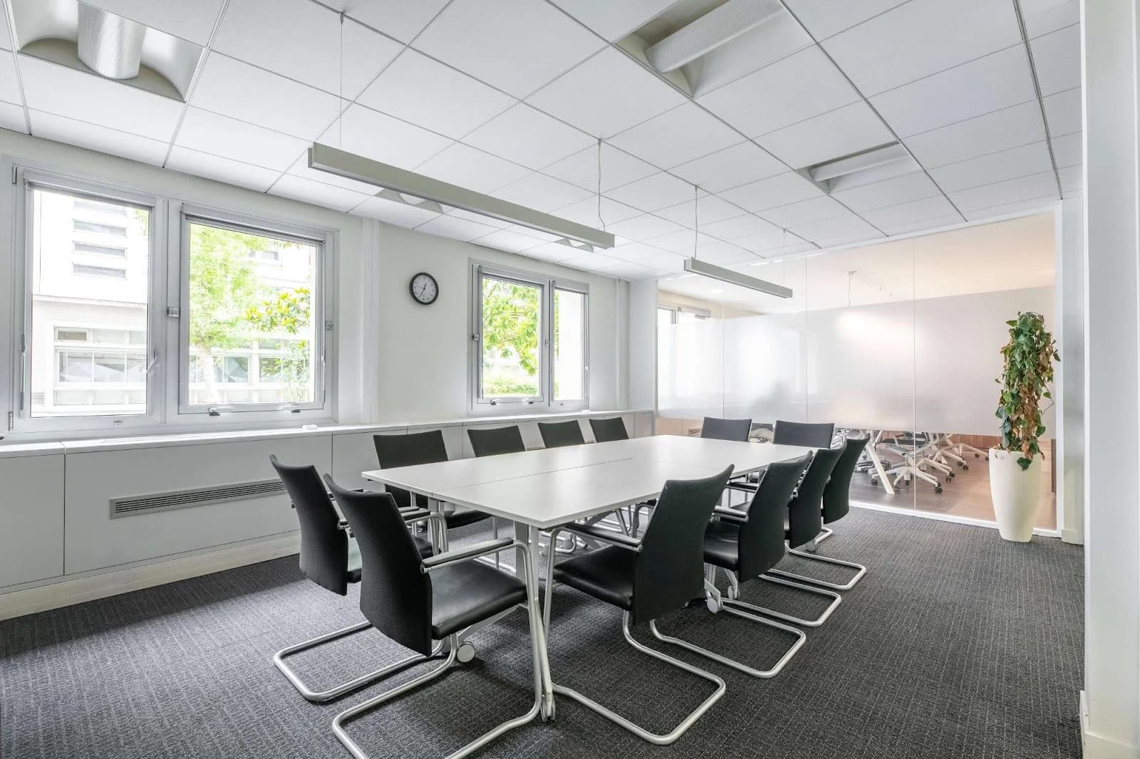 Photo de l'espace regus-pont-de-neuilly (source : Google)