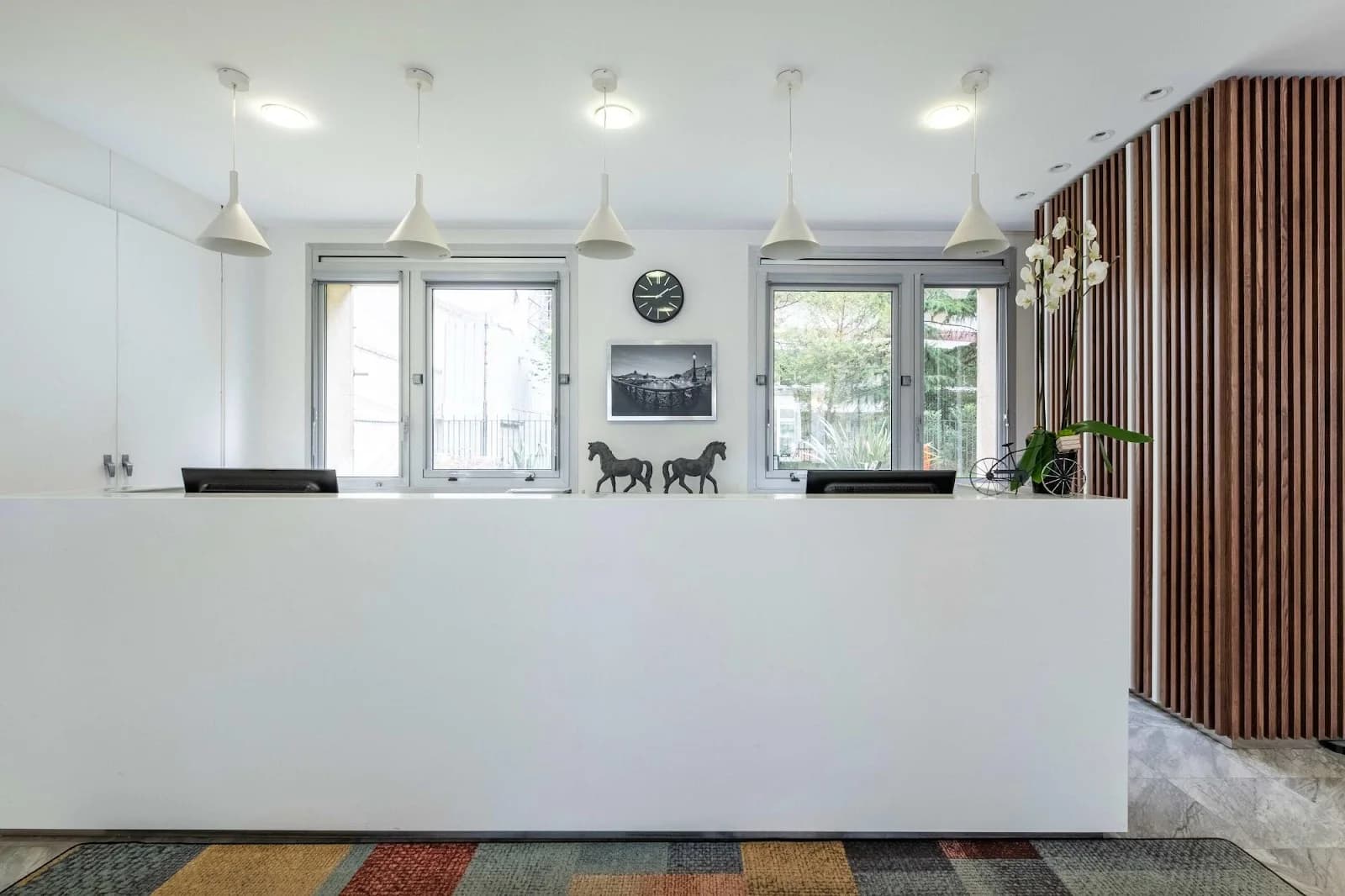 Photo de l'espace regus-pont-de-neuilly (source : Google)